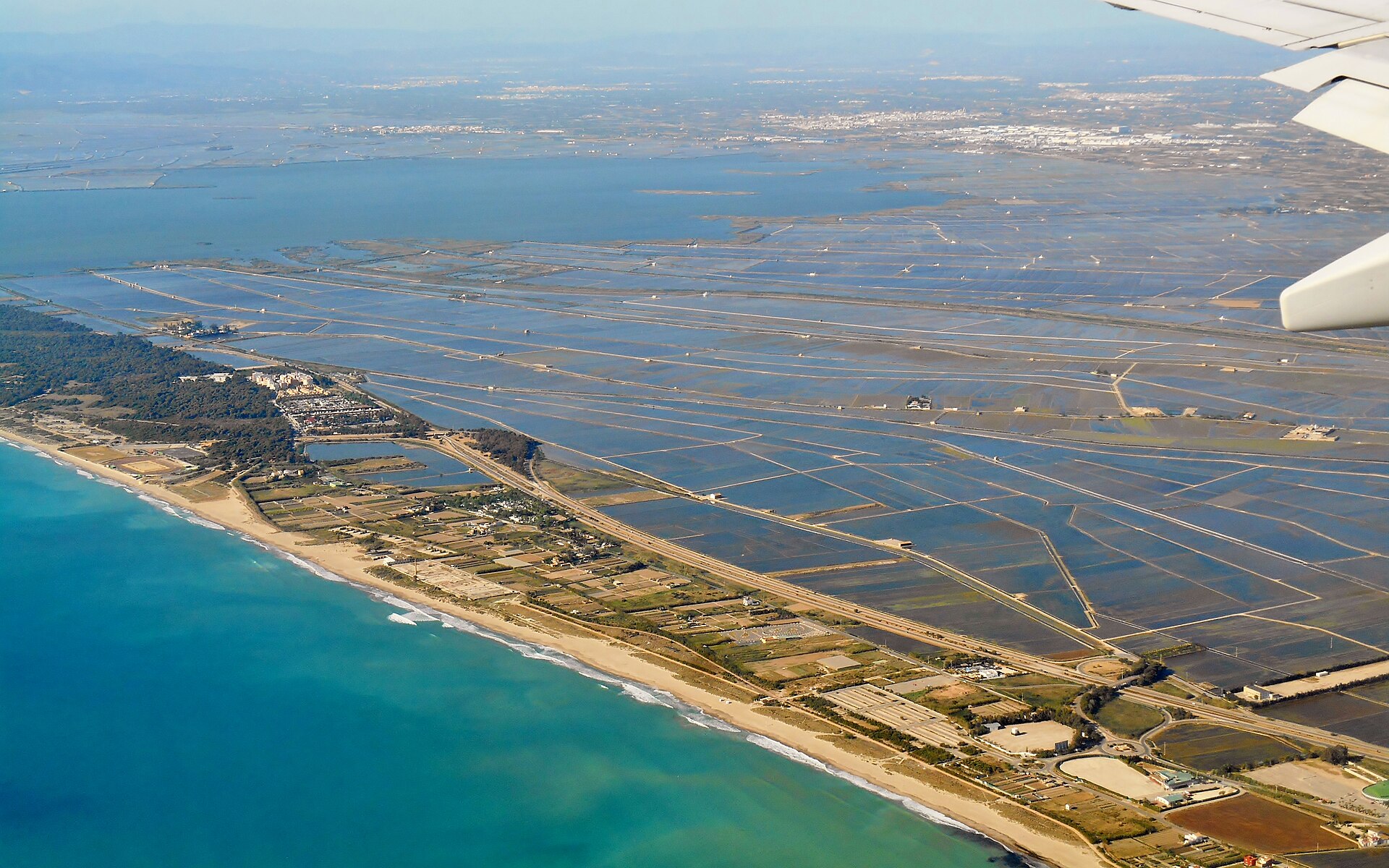Vista aérea de la Devesa del Saler con pinar, playa y la Albufera de Valencia