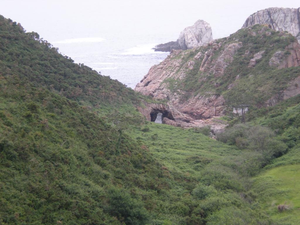 El valle de acceso y el arco natural de roca junto a la playa
