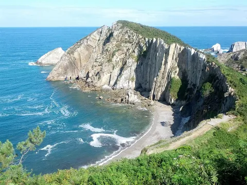 Playa del Silencio, cala virgen entre acantilados en Cudillero, Asturias