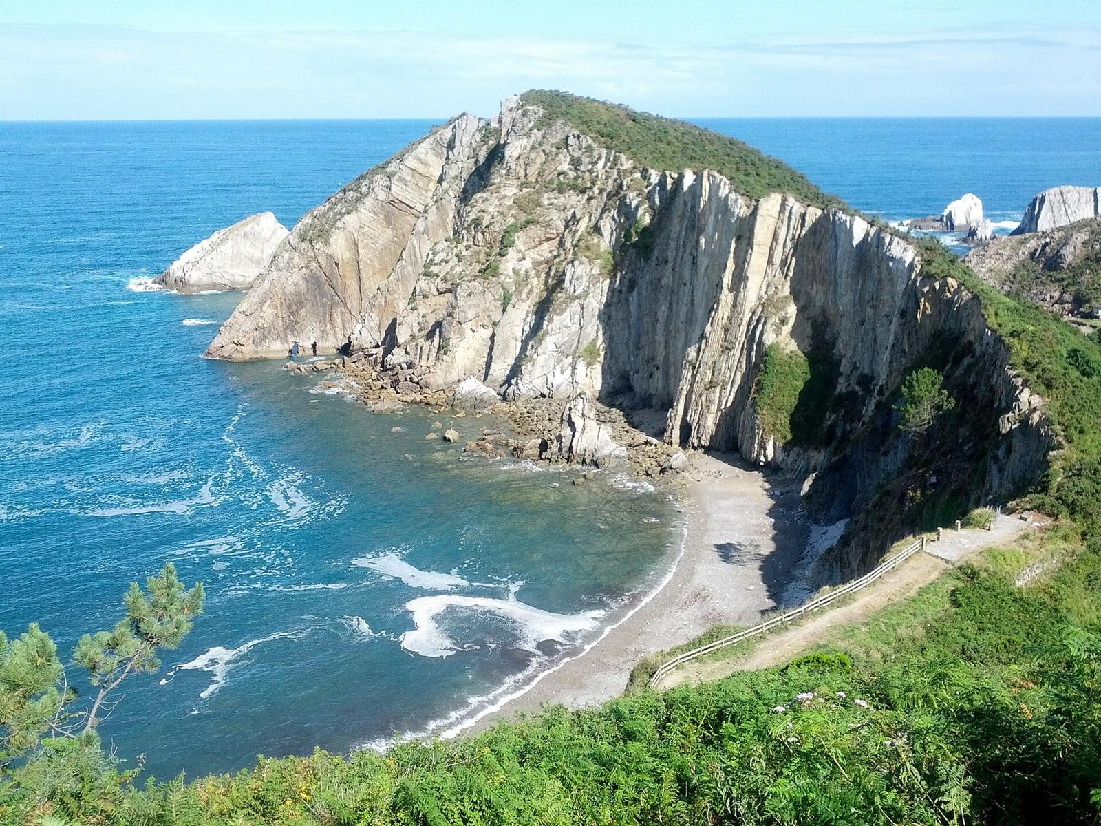 La ensenada de la Playa del Silencio vista desde el mirador, con sus acantilados cuarcíticos