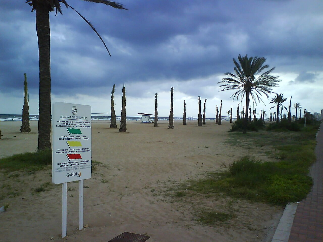 Playa de Gandia con arena y mar azul, Valencia