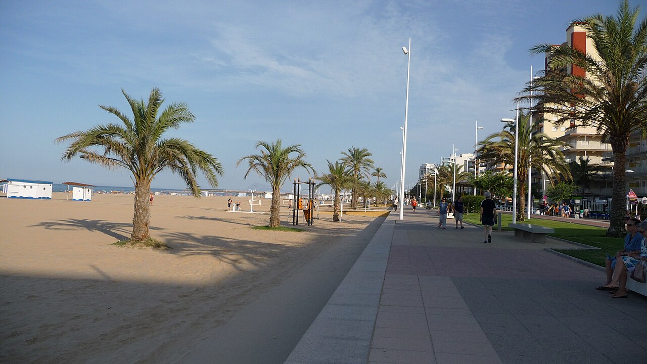 Playa de Gandia al atardecer con el paseo marítimo, Valencia