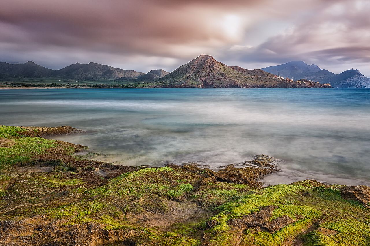 Bahía de los Genoveses vista desde el mirador, con arena blanca y aguas turquesas, Cabo de Gata, Almería