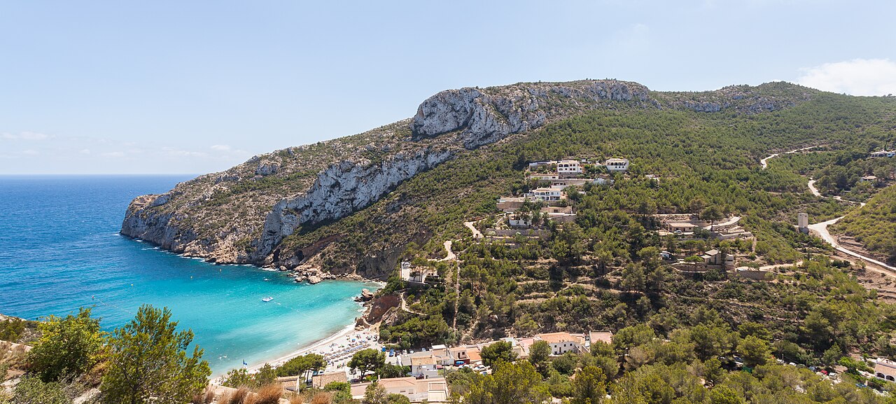 Playa de la Granadella con las aguas turquesas