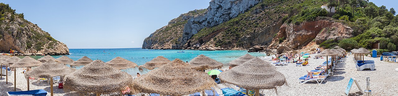 Vista aérea de la Playa de la Granadella y sus pinos
