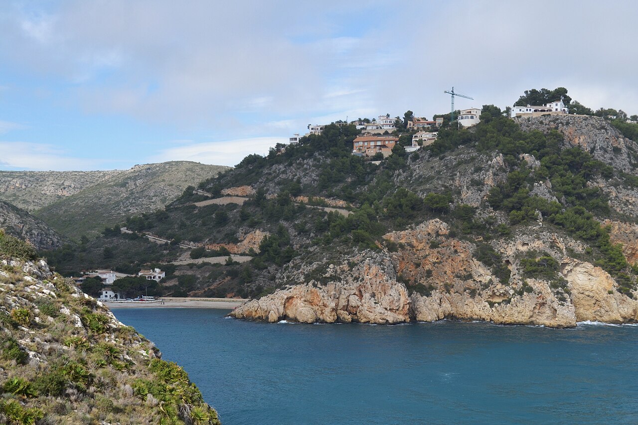Entrada a la cala de la Granadella entre pinos