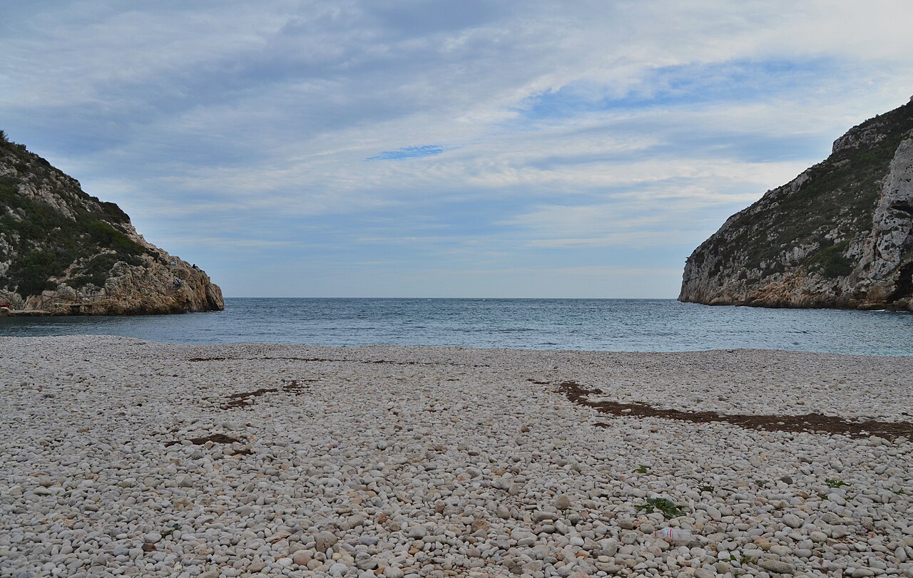 Playa de la Granadella con el agua turquesa