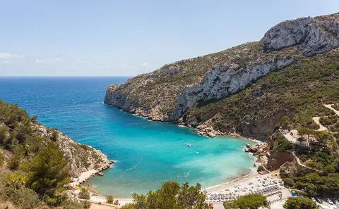 Cala turquesa de la Granadella entre acantilados, Alicante