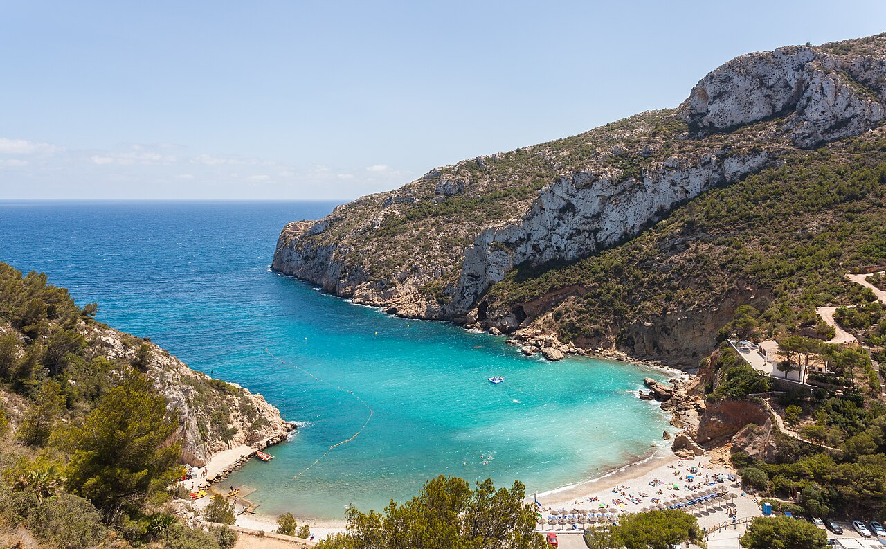 Vista de la Playa de la Granadella con el agua turquesa