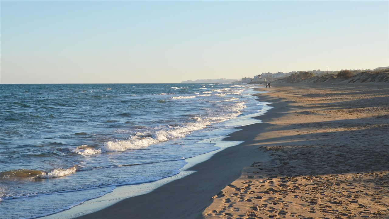 Orilla de la playa de Guardamar del Segura