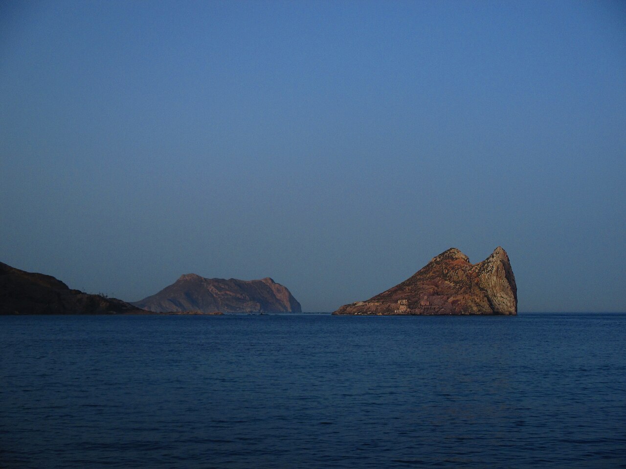 Vista desde la Playa del Hornillo hacia la Isla del Fraile y el Cabo Cope, Águilas, Murcia