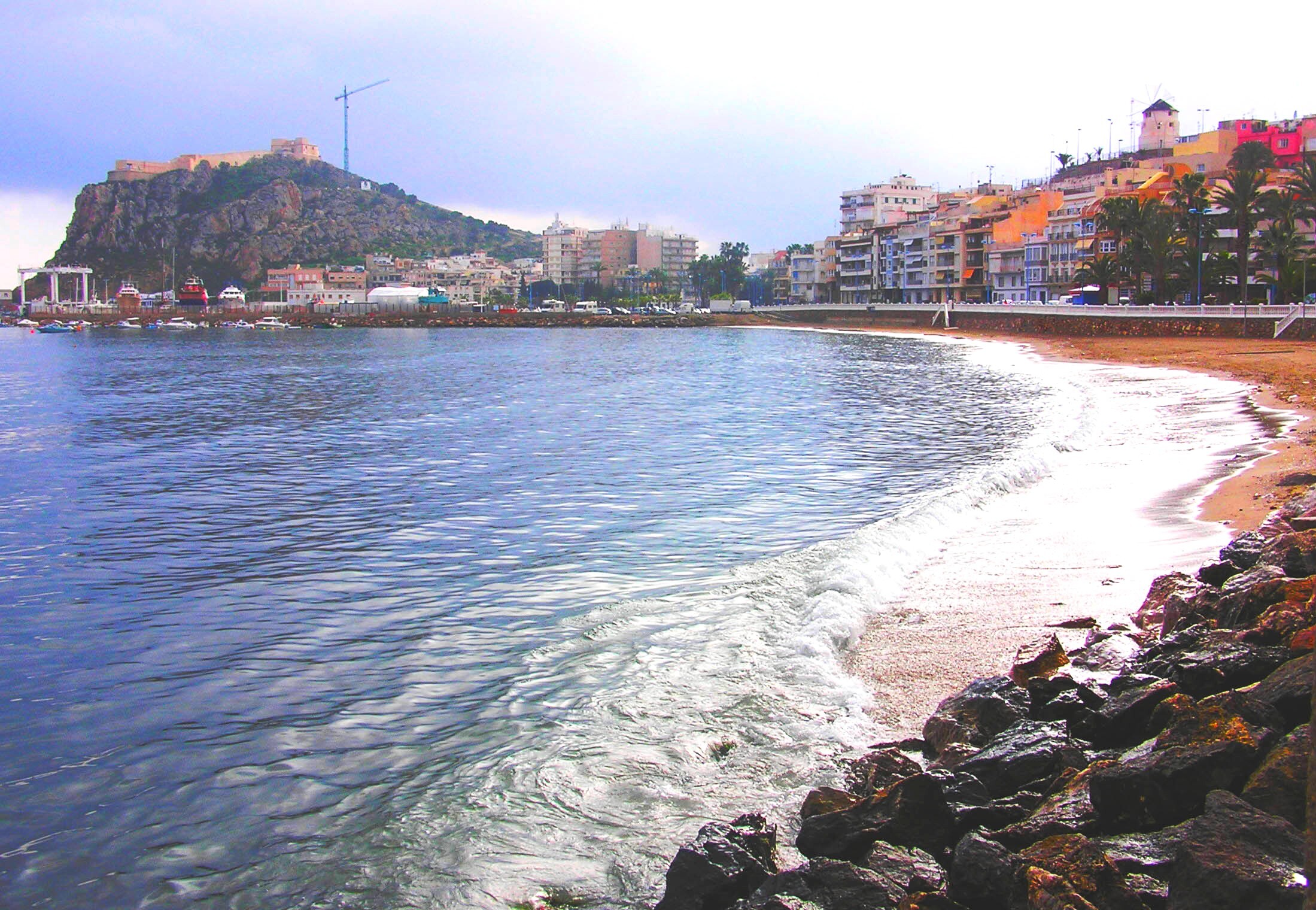 Puerto pesquero y castillo de Águilas desde el litoral, Murcia
