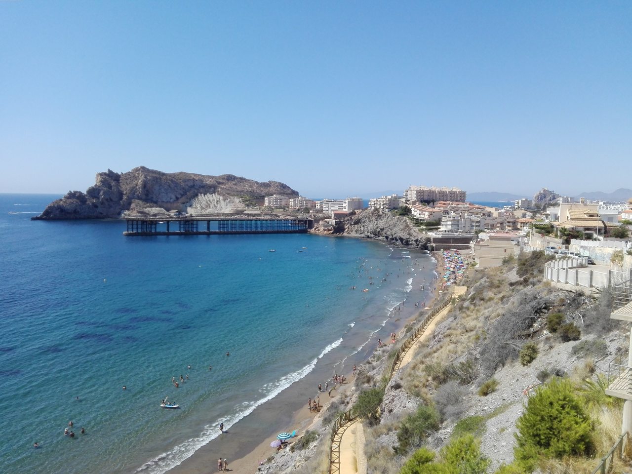 Vista panorámica de la Playa del Hornillo en Águilas con el Cargadero histórico adentrándose en el Mediterráneo