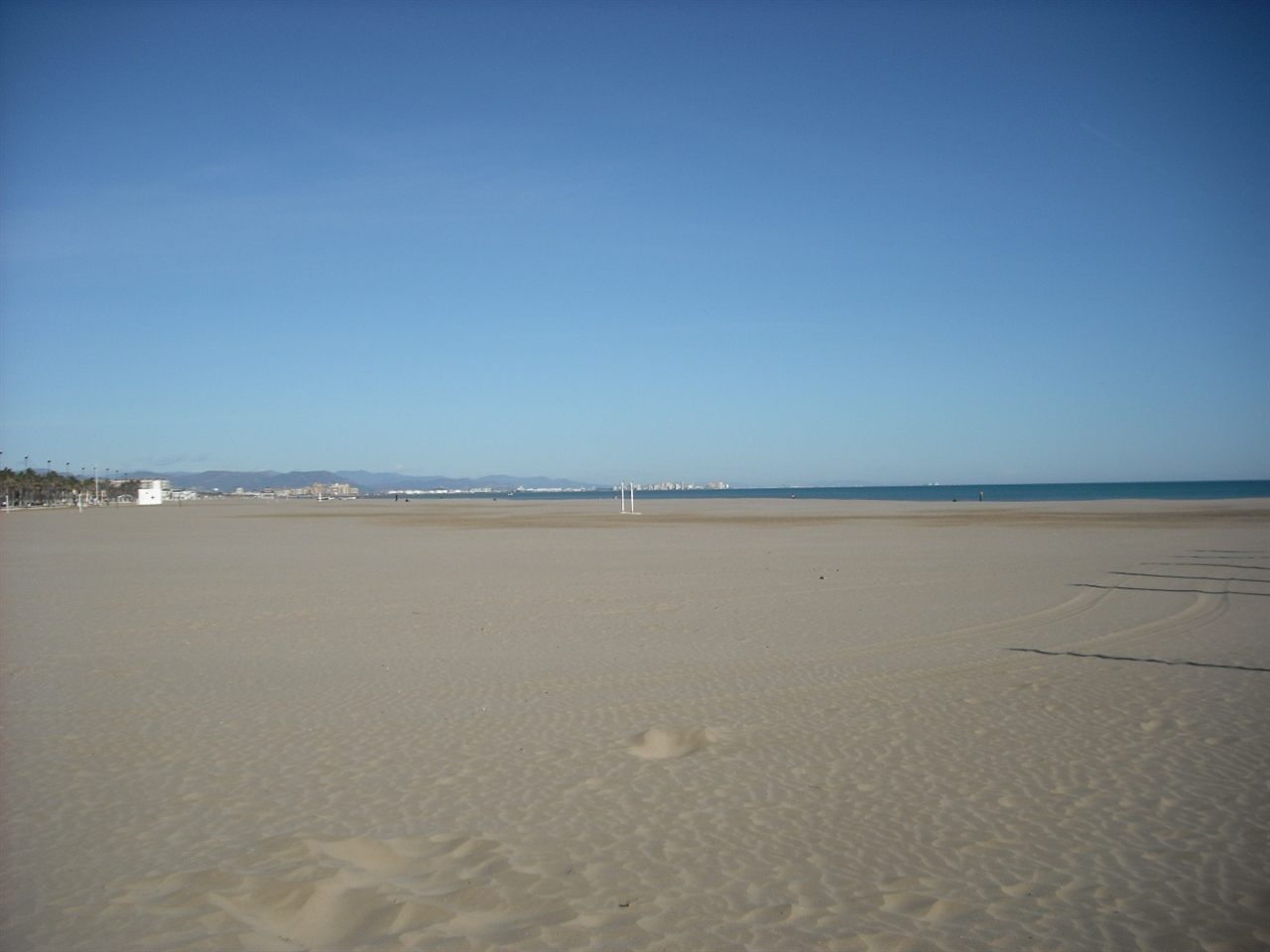Arena y orilla de la Playa de la Malvarrosa