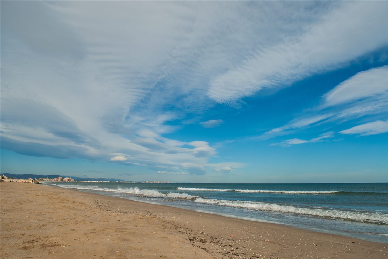 Playa de la Malvarrosa con el paseo marítimo de Valencia