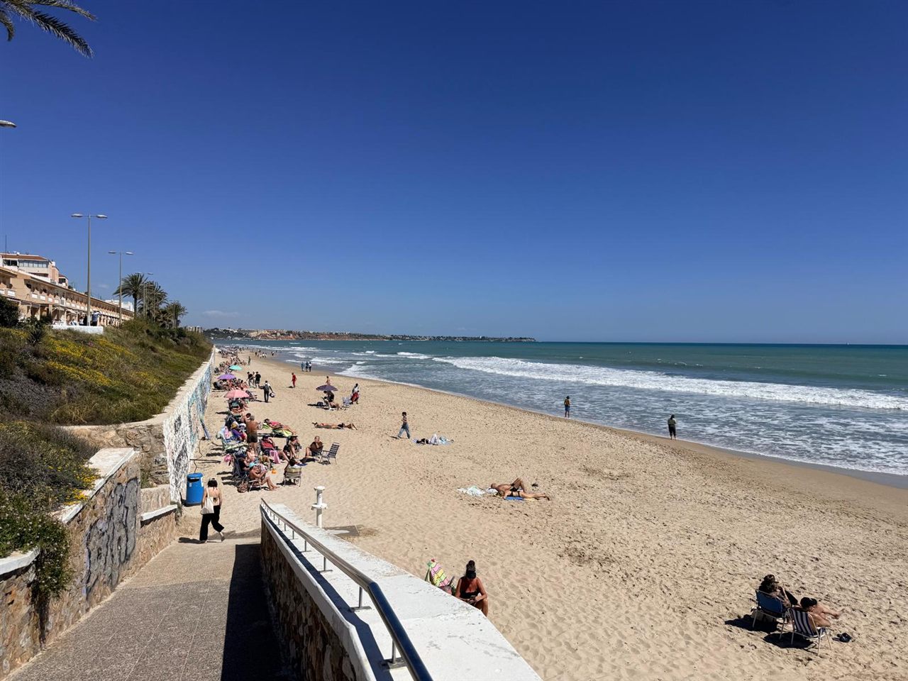 Vista panorámica de la Playa de Mil Palmeras con el paseo marítimo y la costa sur de Alicante