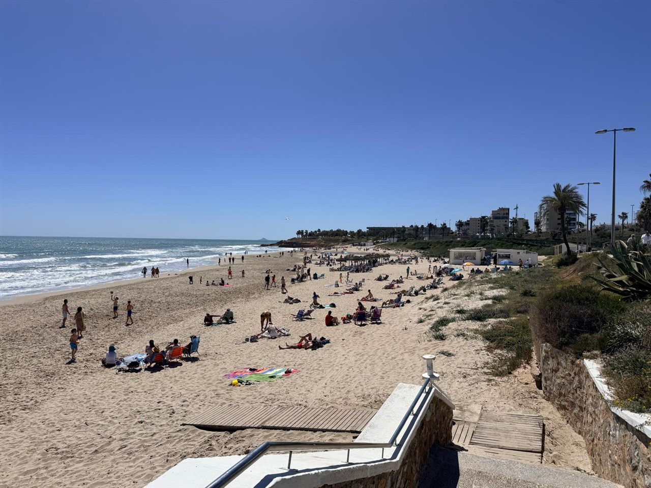 Ambiente de verano en la Playa de Mil Palmeras con bañistas en la arena dorada de Pilar de la Horadada