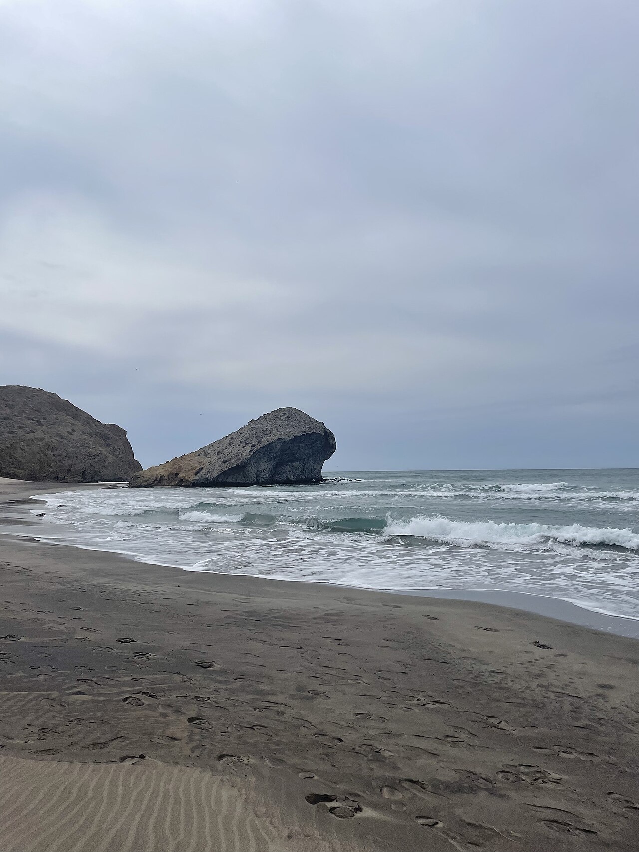 Playa de Mónsul vista desde el camino de acceso, 2024