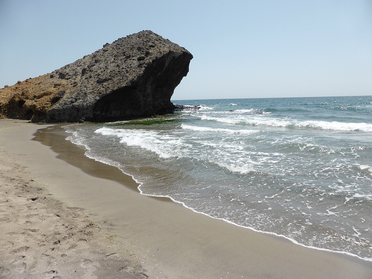 Playa de Mónsul con la roca volcánica negra característica, Cabo de Gata