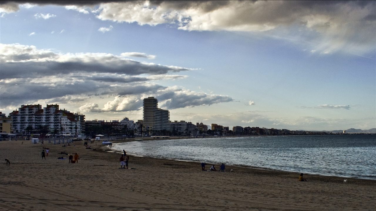 Arena y orilla de la Playa Norte de Peñíscola