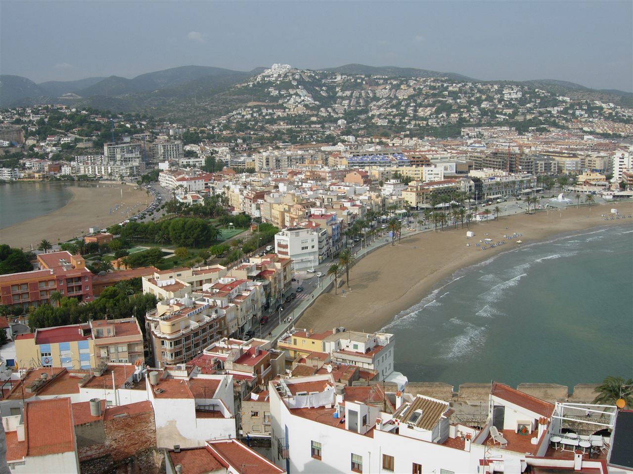 Panorámica de las playas de Peñíscola con el castillo