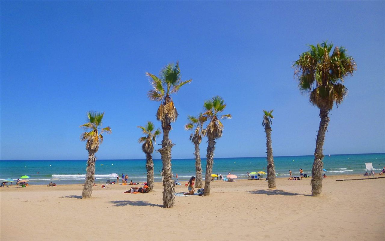 Vista de la Playa de San Juan con el paseo marítimo