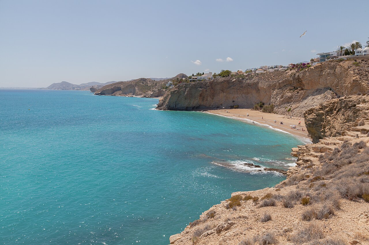 Playa Bol Nou de Villajoyosa con aguas cristalinas, Alicante