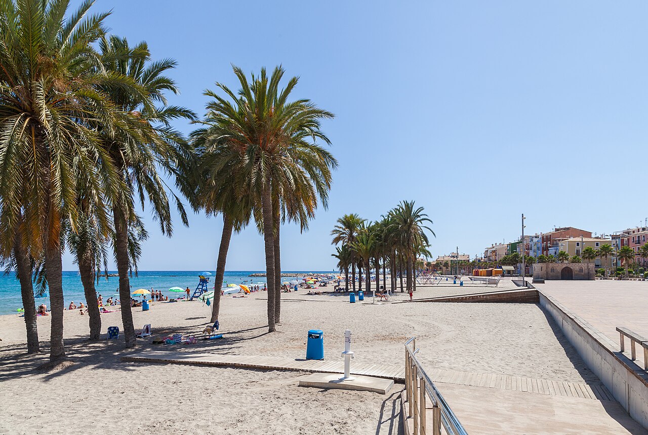 Playa Centro de Villajoyosa con fachadas de colores al fondo, Alicante