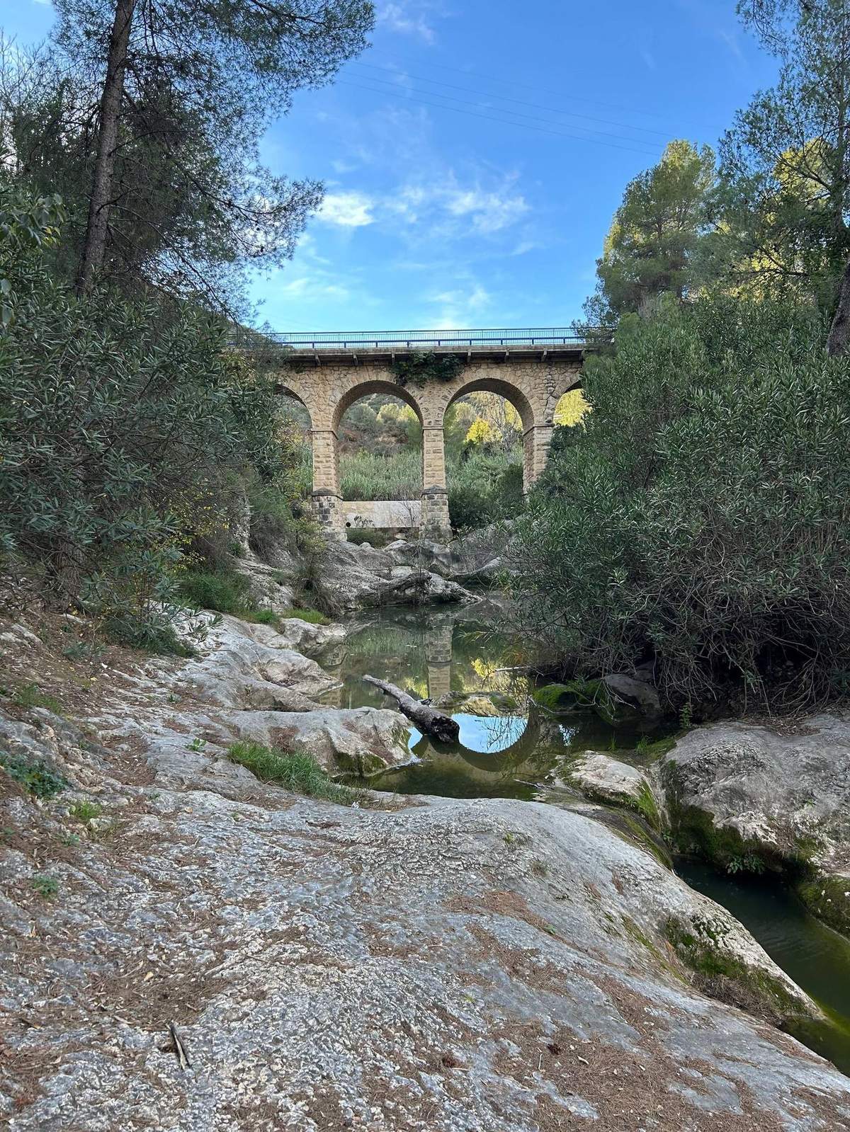 Sendero de acceso al Pou Clar de Ontinyent