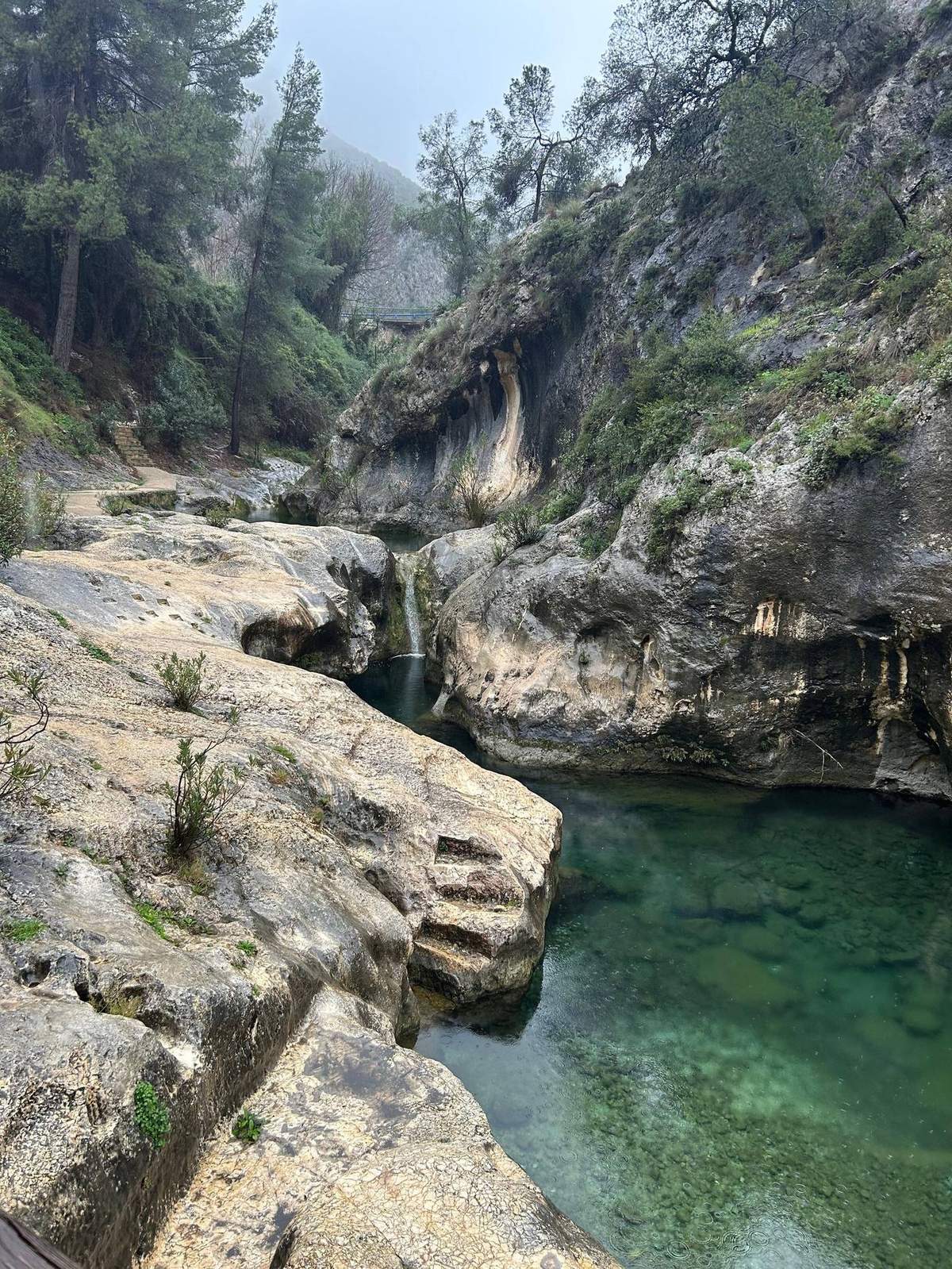 Agua y rocas en las pozas del Pou Clar