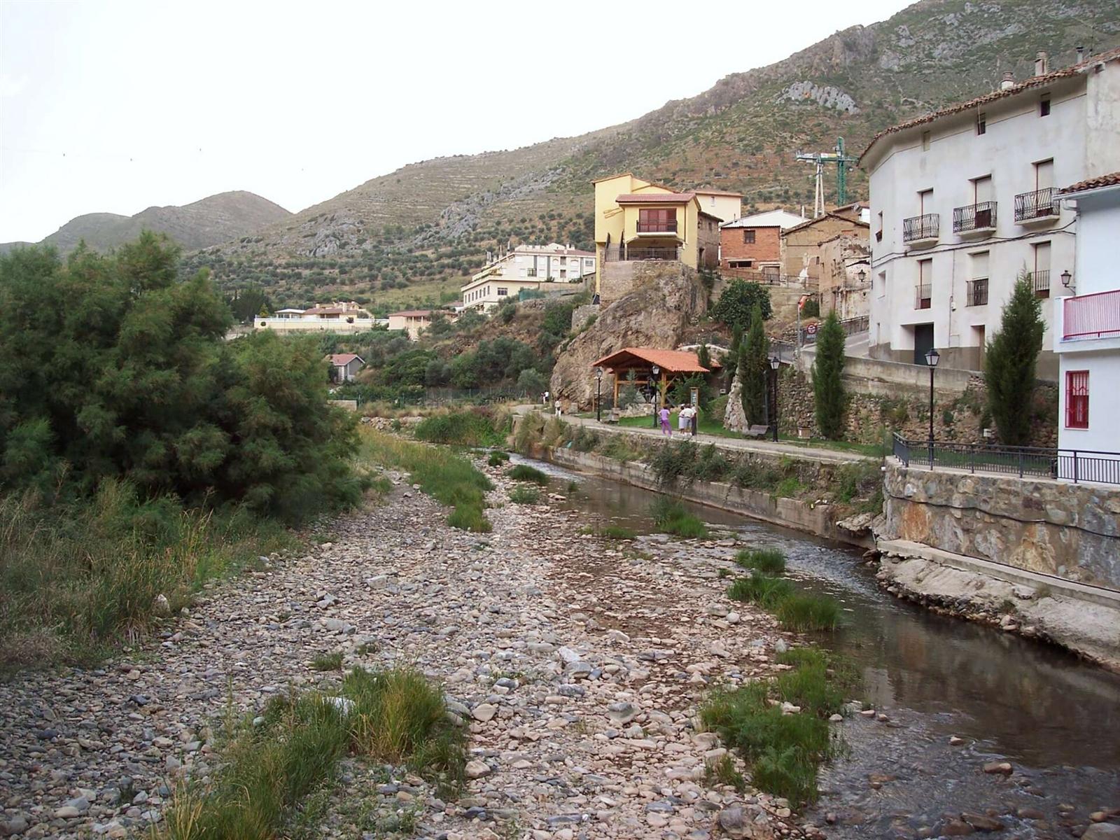 El río Cidacos a su paso por el pueblo de Arnedillo