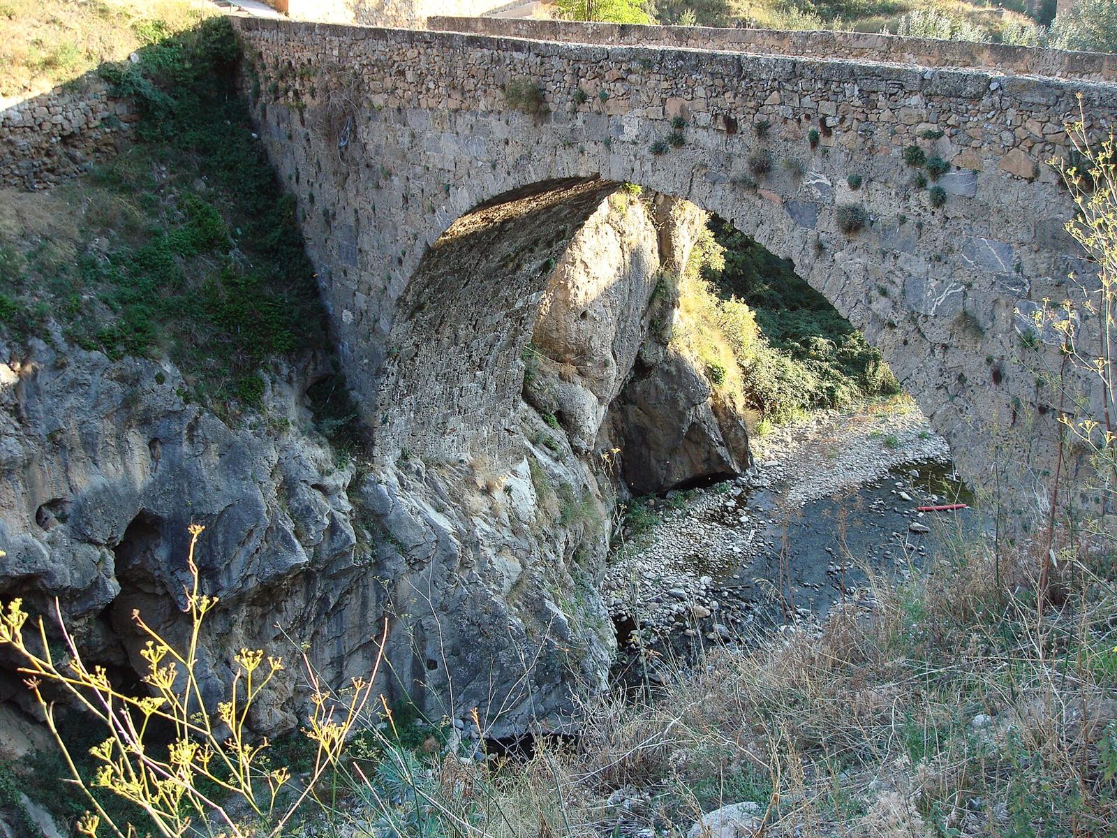 El puente histórico sobre el río Cidacos, parte del camino de acceso
