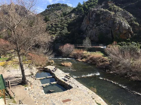 Pozas termales naturales de Arnedillo sobre el río Cidacos en La Rioja, balneario al aire libre