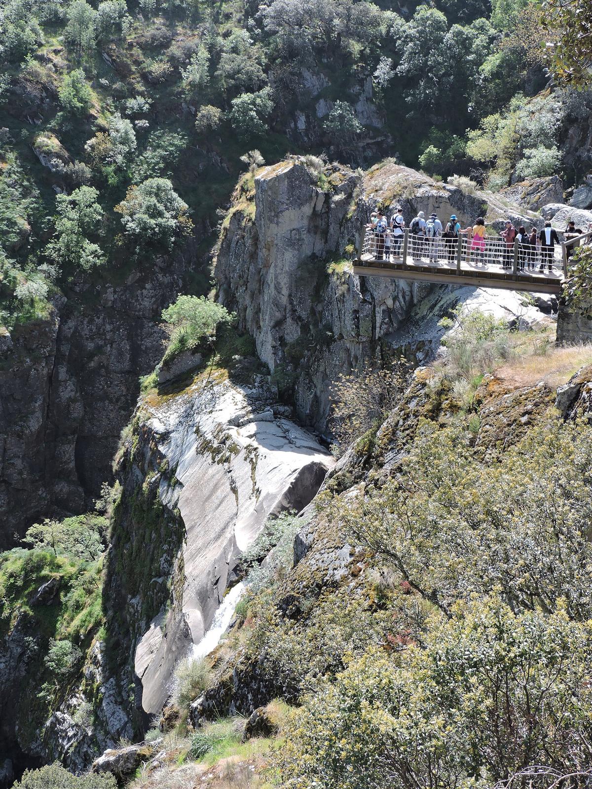 El mirador suspendido de la Senda de Unamuno junto al nacimiento de la cascada