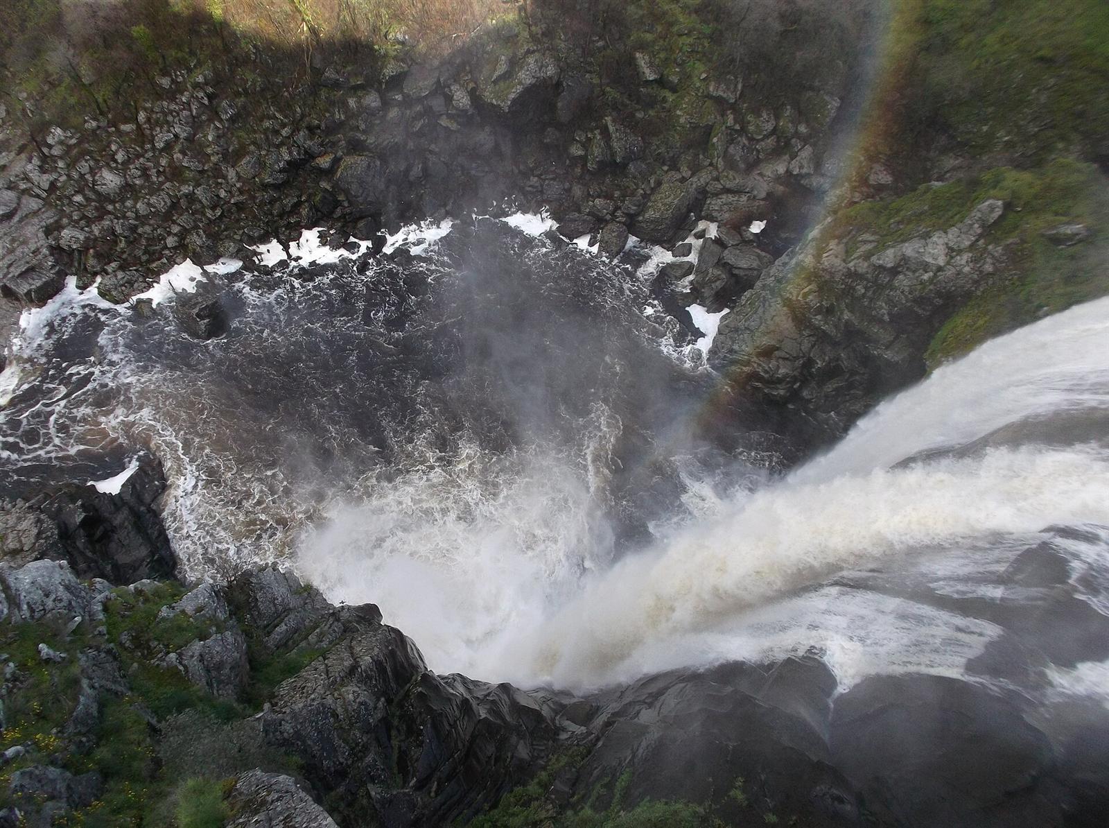 La cascada en plena caída con la nube de vapor que le da nombre