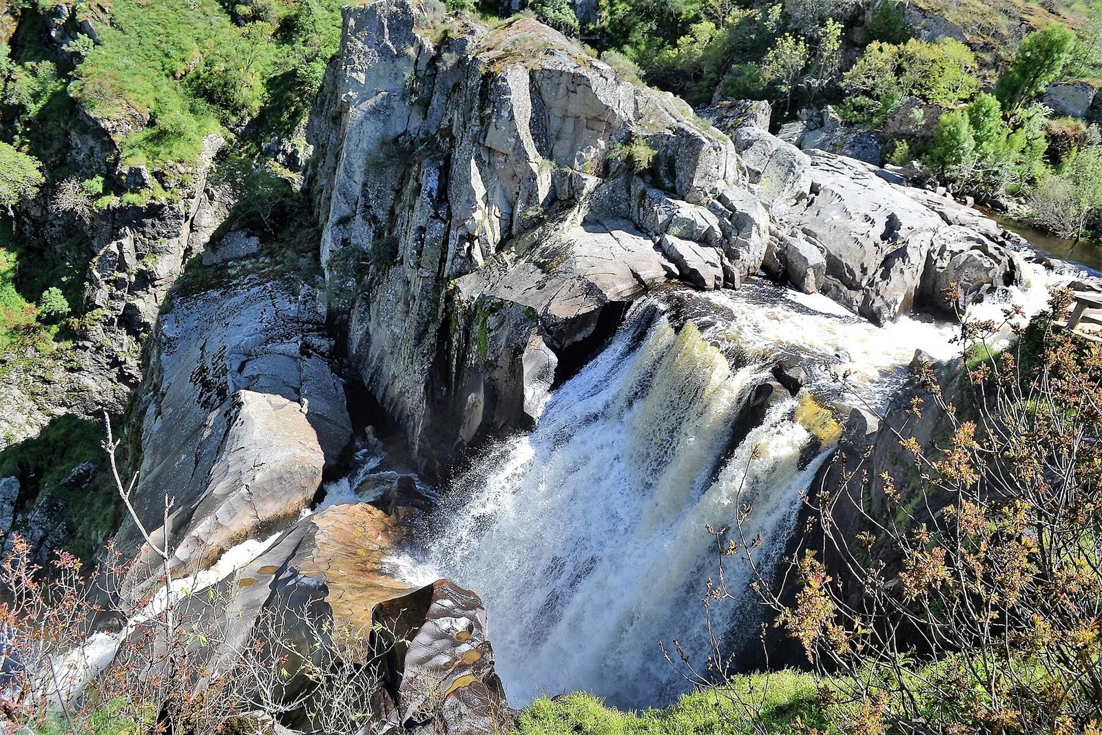 El río Uces salvando el desnivel granítico justo antes del salto