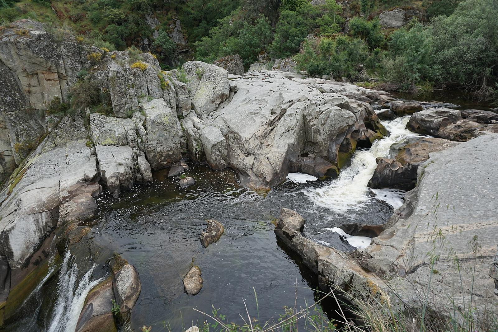 Pozas graníticas del cauce superior del río Uces antes de la caída