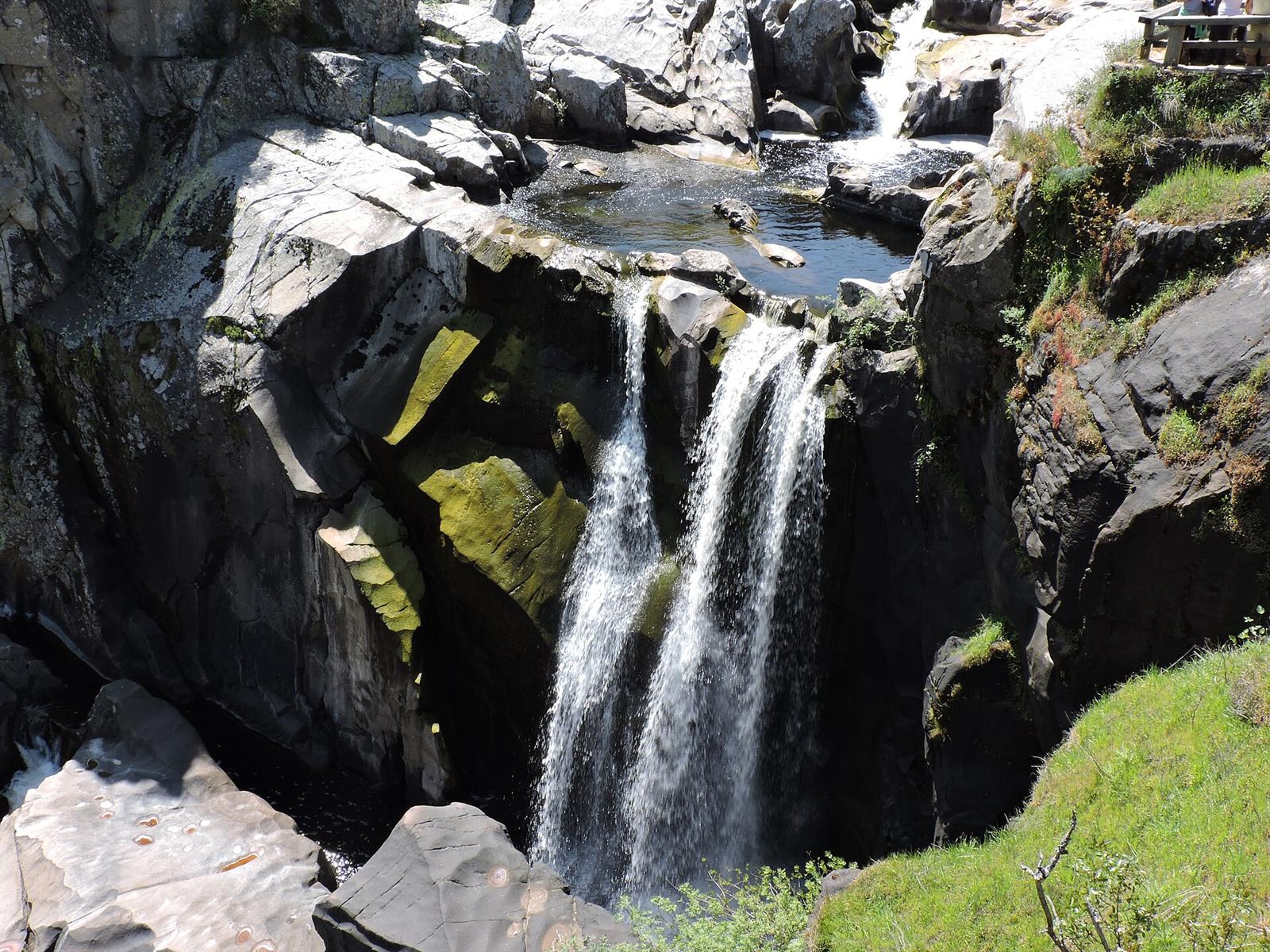 El Pozo de los Humos cayendo sobre el cañón granítico del río Uces