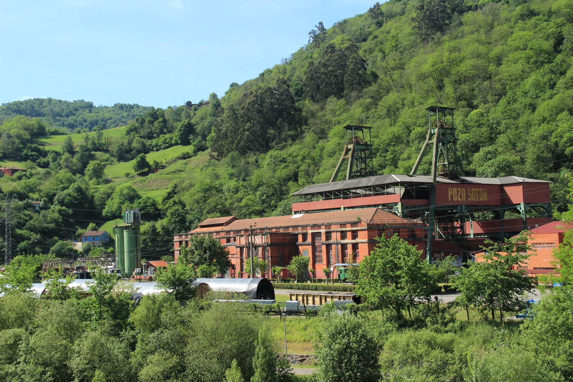 Vista norte de los castilletes de Pozo Sotón con las instalaciones de extracción de carbón en Asturias