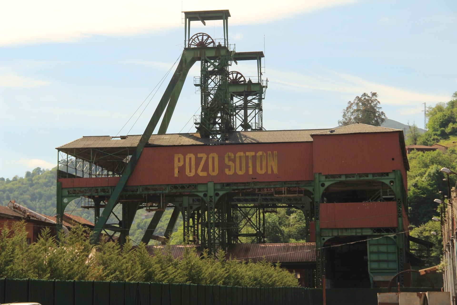 Castilletes de acero roblonado de Pozo Sotón vistos desde el norte, mina de carbón BIC en Asturias
