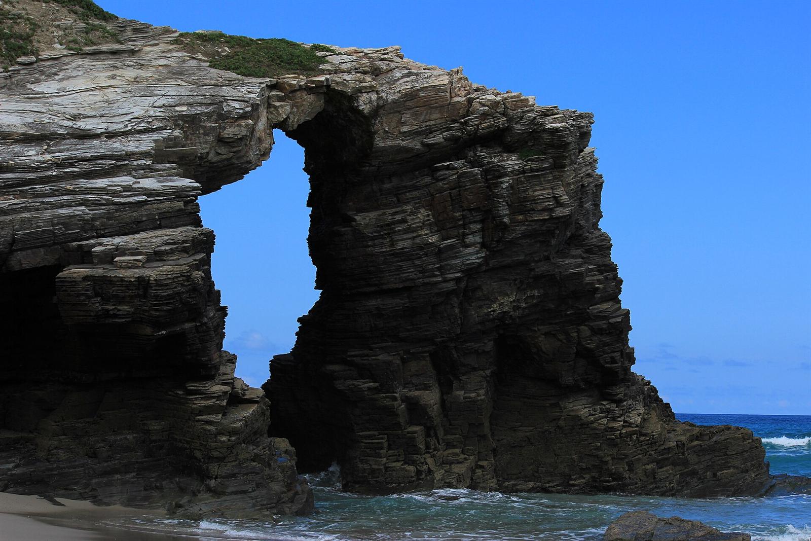 Arco natural contra el cielo, en la zona de acantilados