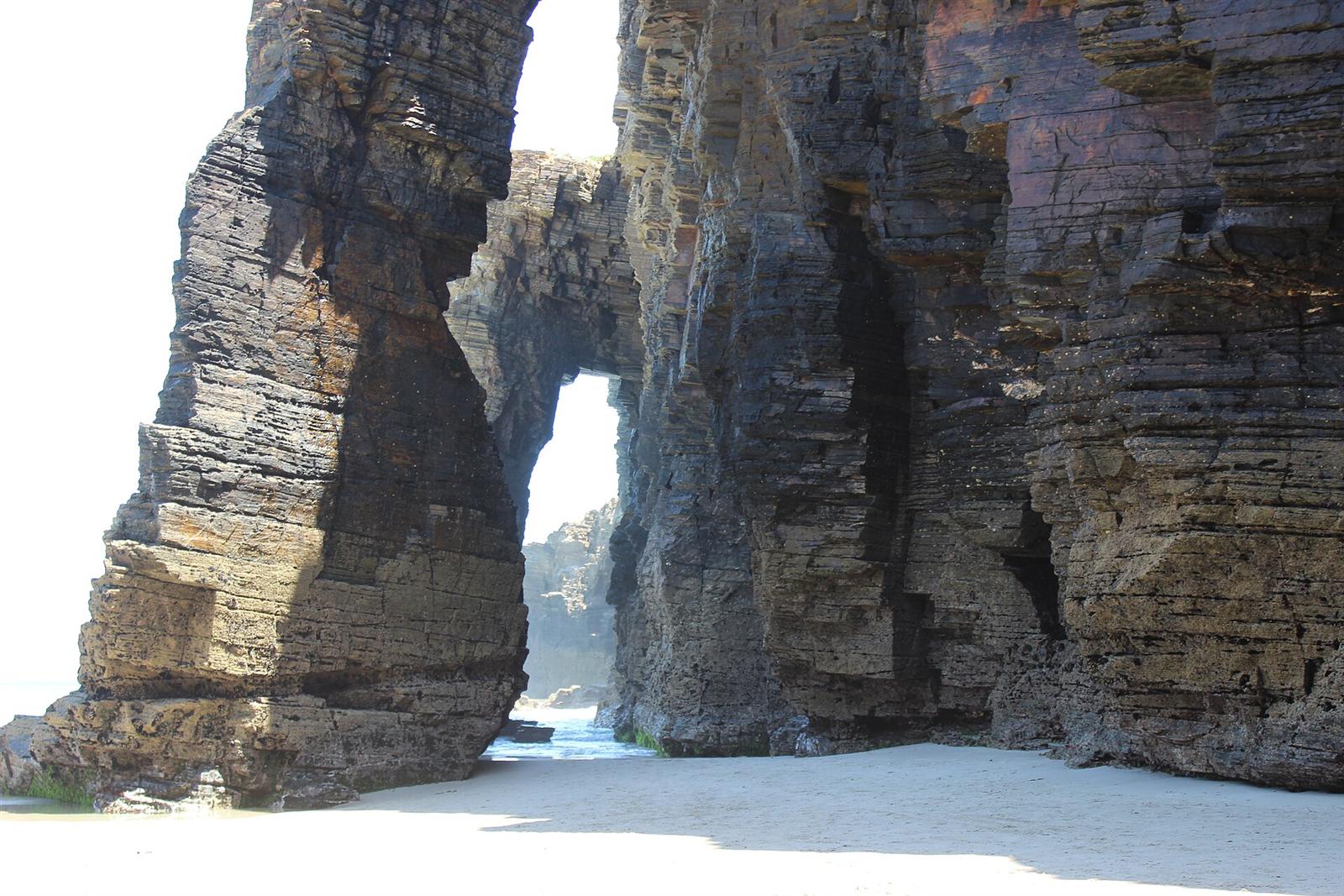 Detalle de las columnas y arcos de roca esquistosa