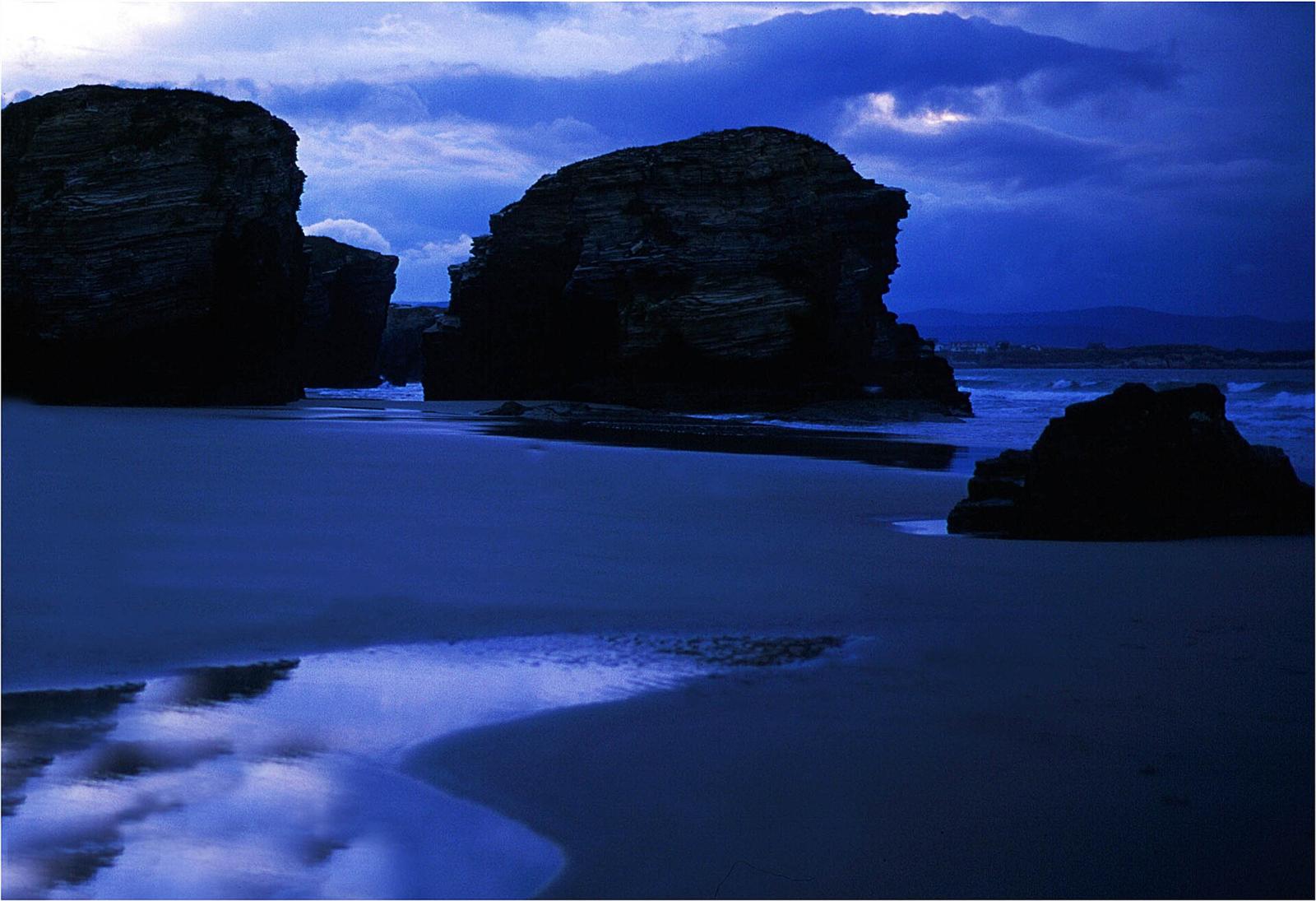 Formaciones rocosas de As Catedrais al atardecer