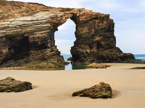 Praia das Catedrais con arcos de roca sobre el mar Cantábrico, Lugo, Galicia