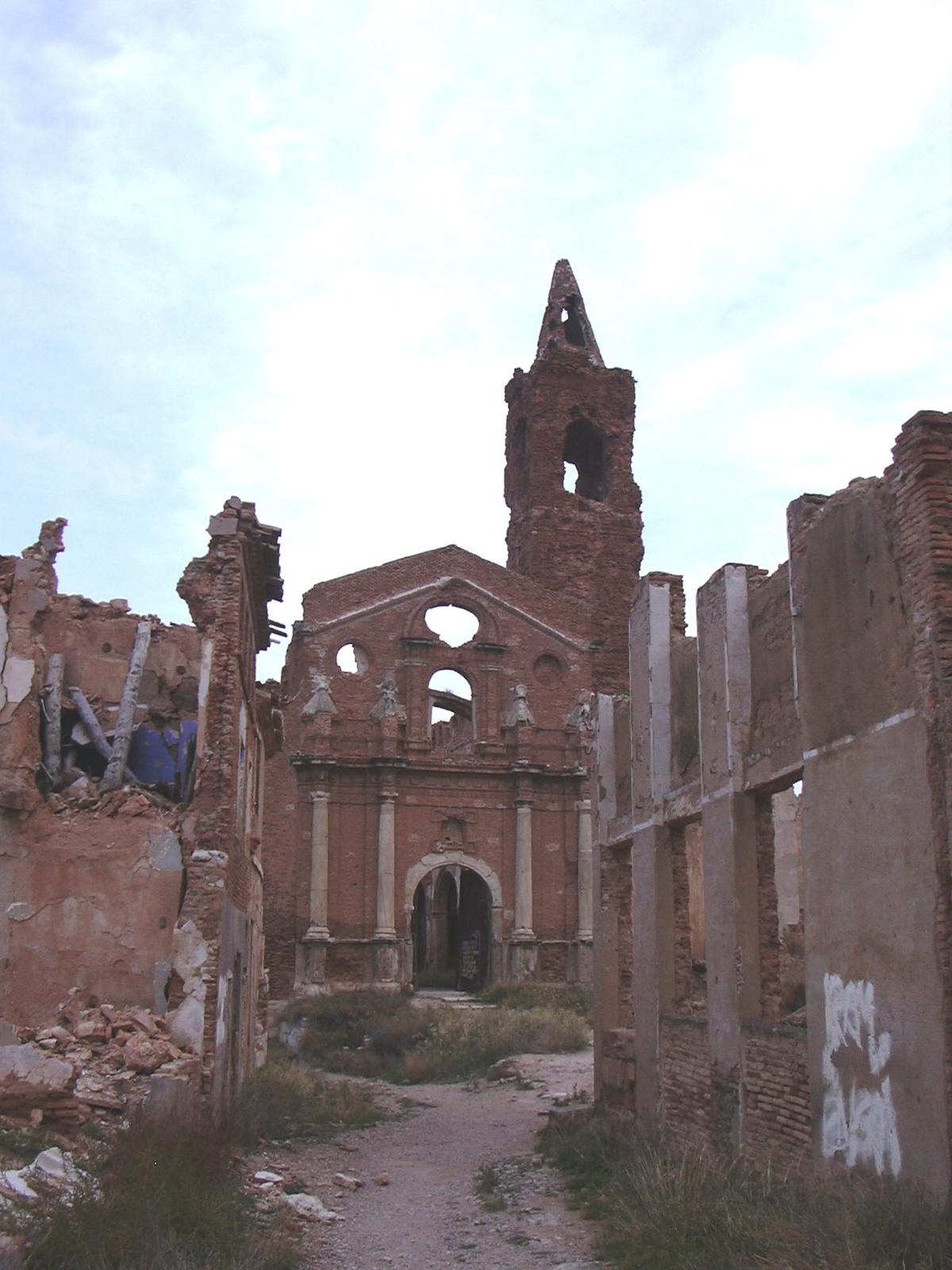 Fachada en ruinas de la Iglesia de San Martín de Tours