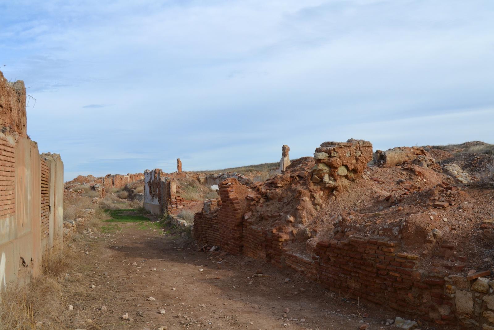 Calle entre muros derruidos del casco histórico