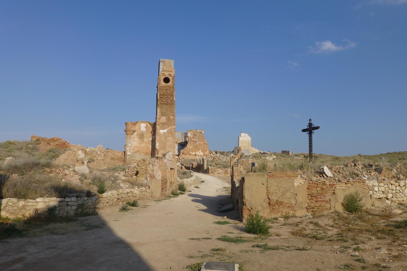 Torre del Reloj y cruz de hierro conmemorativa en la Plaza Vieja