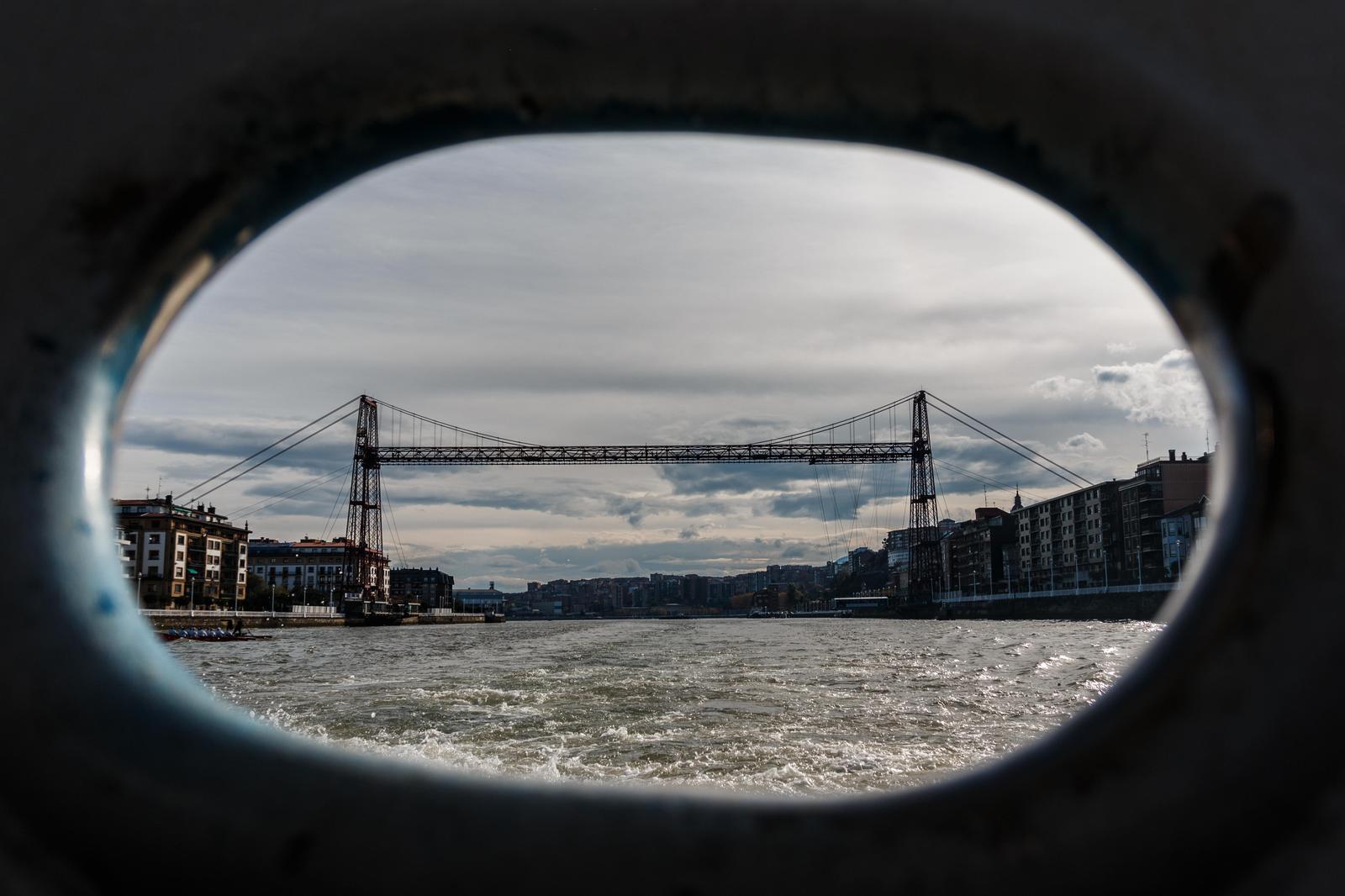 Vista general del Puente Bizkaia sobre la ría del Nervión