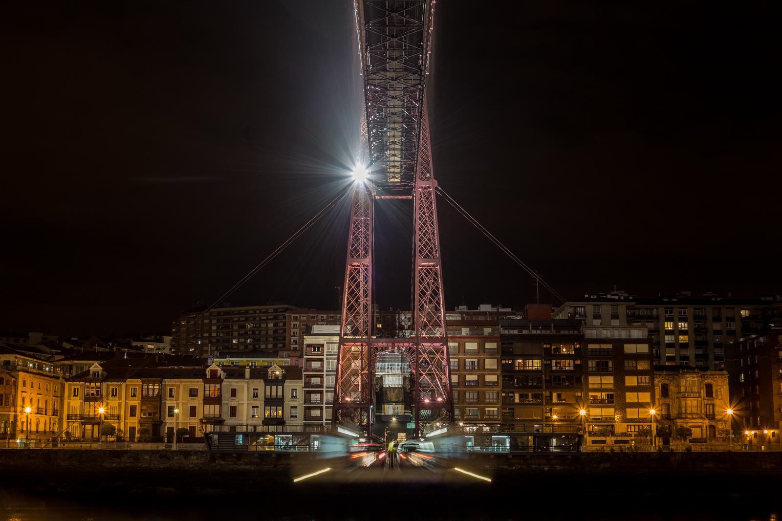 Vista nocturna del Puente Bizkaia iluminado