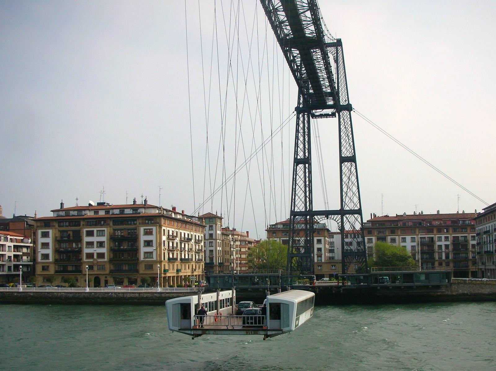 Barquilla transbordadora cruzando la ría bajo el Puente Bizkaia
